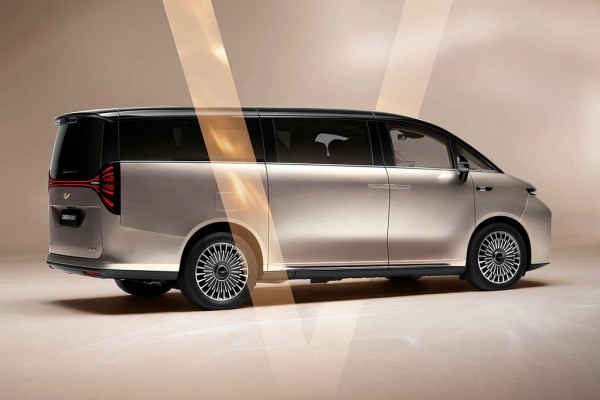 Компания Geely рассекретила гибридный минивэн Galaxy V900