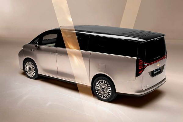 Компания Geely рассекретила гибридный минивэн Galaxy V900