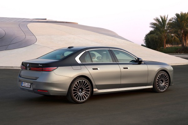 Обновленная «семерка» BMW сохранила спорную внешность, но получила новый салон