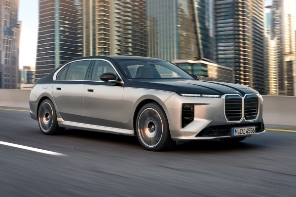 Обновленная «семерка» BMW сохранила спорную внешность, но получила новый салон