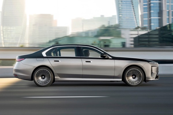 Обновленная «семерка» BMW сохранила спорную внешность, но получила новый салон