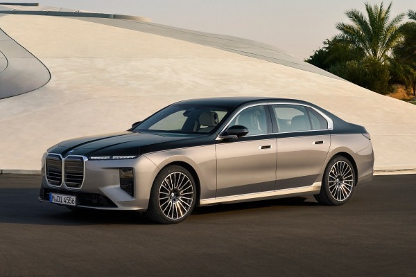 Обновленная «семерка» BMW сохранила спорную внешность, но получила новый салон