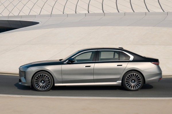 Обновленная «семерка» BMW сохранила спорную внешность, но получила новый салон