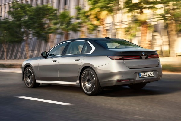 Обновленная «семерка» BMW сохранила спорную внешность, но получила новый салон