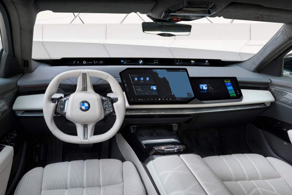 Обновленная «семерка» BMW сохранила спорную внешность, но получила новый салон