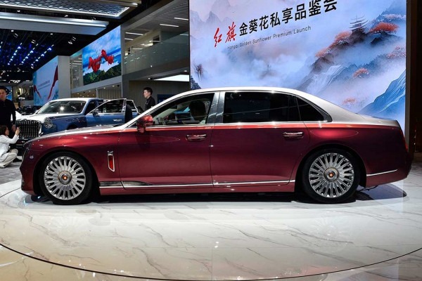 Роскошный гибридный седан Hongqi Guoya добрался до России: цены впечатляют