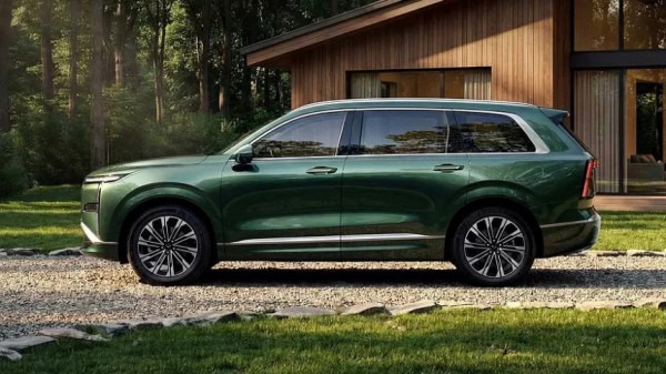 В Китае дебютировал большой и дешевый кроссовер Wuling Starlight L
