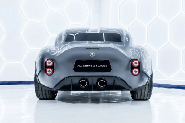 Компания AC Cars представила очень дорогое купе с карбоновым кузовом