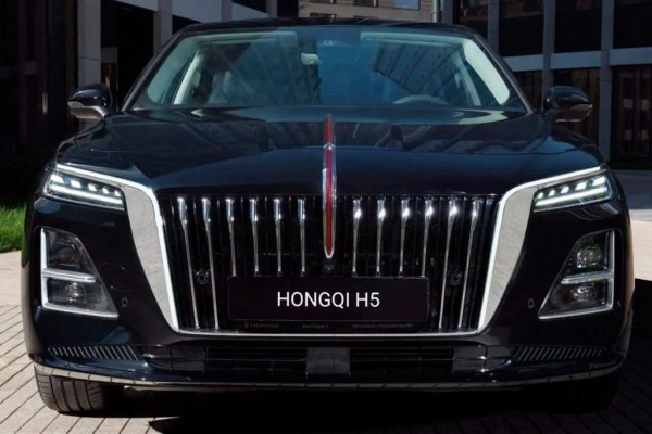 До России добрался обновленный седан Honqi H5