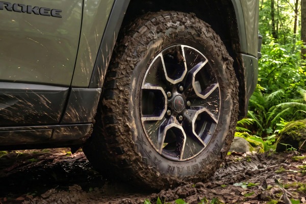 Jeep Cherokee Trailhawk: увеличенный клиренс, «понижайка» и... глянец Jeep Cherokee Trailhawk: увеличенный клиренс, «понижайка» и... глянец