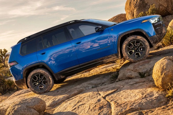 Jeep Cherokee Trailhawk: увеличенный клиренс, «понижайка» и... глянец Jeep Cherokee Trailhawk: увеличенный клиренс, «понижайка» и... глянец