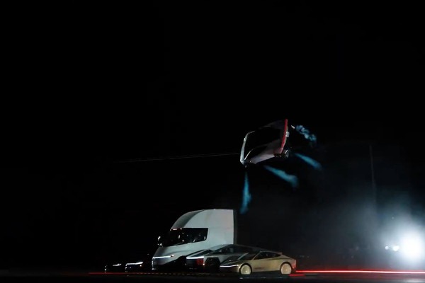Tesla показала новый («летающий») Roadster: грядет объединение со SpaceX? Tesla показала новый («летающий») Roadster: грядет объединение со SpaceX?