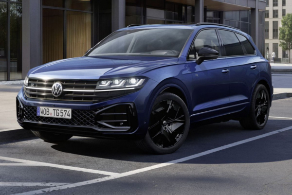 Топливный Volkswagen Touareg приготовился уехать в закат