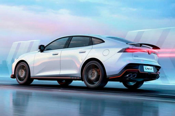 Представлен новый Changan Uni-V 2026: лифтбек пережил второй рестайлинг