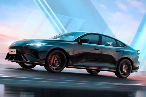 Представлен новый Changan Uni-V 2026: лифтбек пережил второй рестайлинг