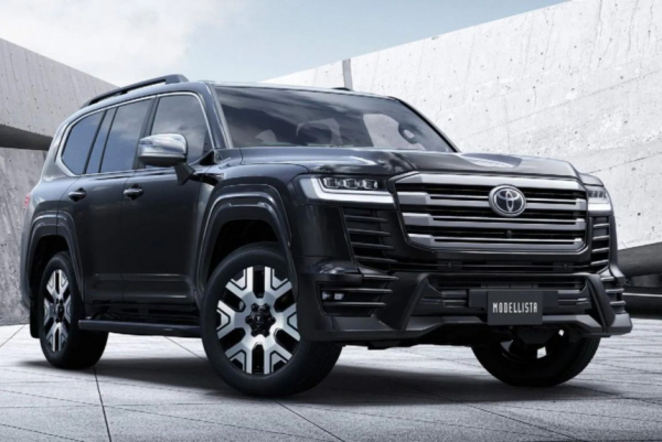 Гибрид Toyota Land Cruiser 300 принарядился и прибыл в Японию